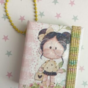 Chaveiro de Postit Menina Amarelinha de Poá Coração